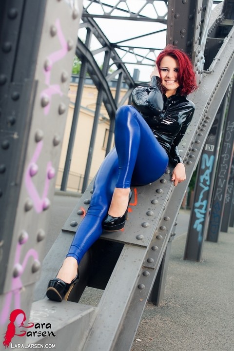 Sexy redhead Lara Larsen models non nude in latex and heels on steel girders | Фото 6