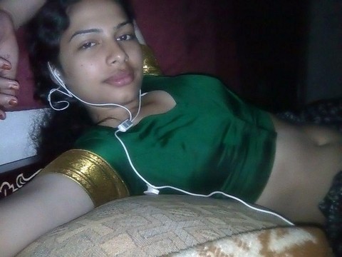 Indian wife listens to music while setting her natural tits free | Фото 2