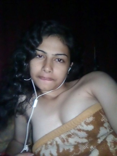 Indian wife listens to music while setting her natural tits free | Фото 6