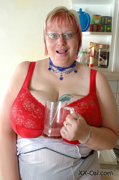 Chubby mature in glasses Diana lets out her blazing big breasts in a solo | Фото 3