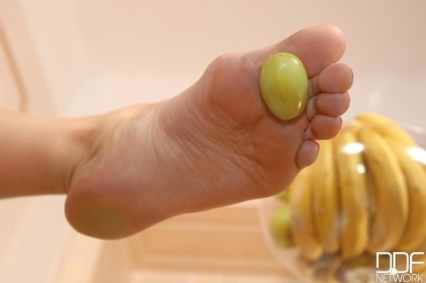 Gorgeous European Kyla Fox strips and kneads a banana with her sexy feet | Фото 13