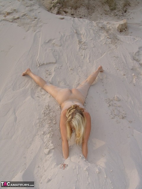 Blonde amateur Sweet Susi gets totally naked on a sandy bank by herself | Фото 13